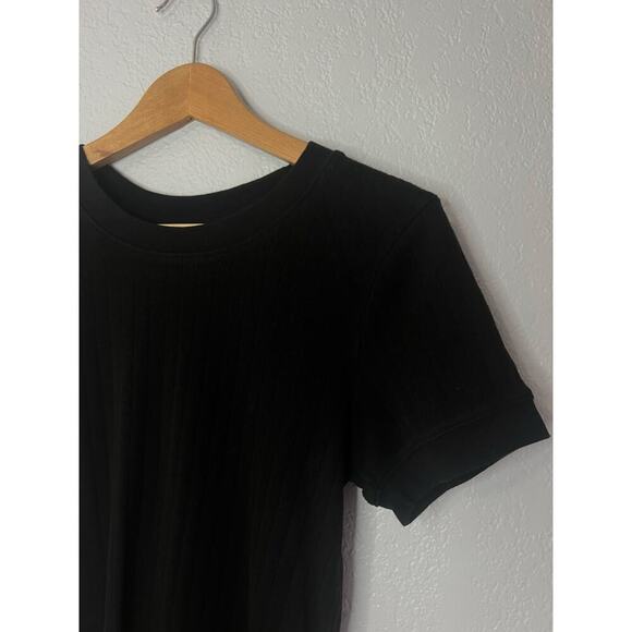 Black Everlane shirt with a Lace like pattern detail - Picture 3 of 7